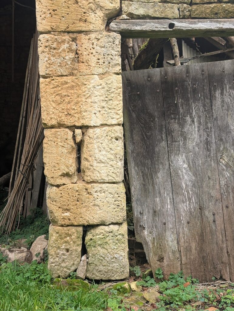 Colas Mornet architecte — fragment - vielles pierre - mouvement